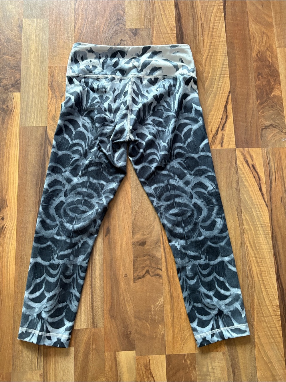 lululemon athletica Black & Gray Patterned Leggings Size 4